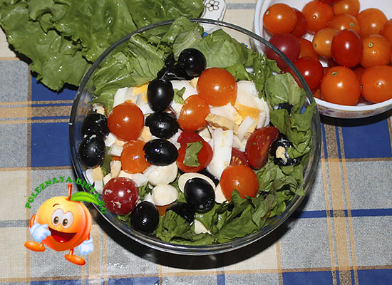 Диетический салат с оливками и моцареллой